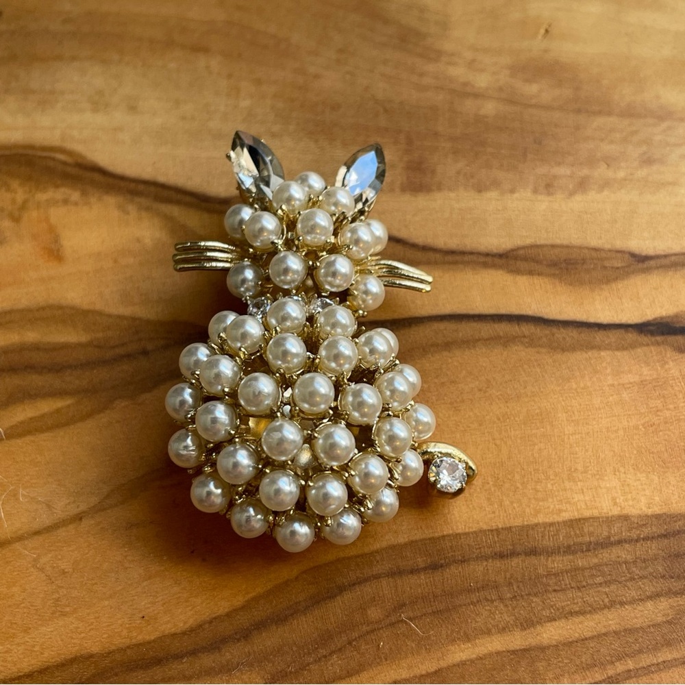 Elegant Vintage Faux Pearl Cat Brooch - Picture 2 of 6